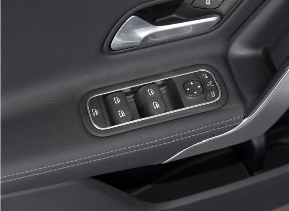 奔驰A级 2021款 A 200 L 运动轿车时尚型 车厢座椅   门窗控制
