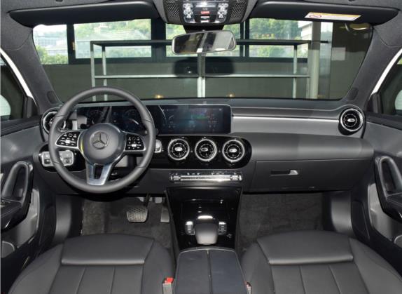 奔驰A级 2021款 改款 A 180 L 运动轿车 中控类   中控全图