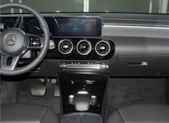 奔驰A级 2021款 改款 A 180 L 运动轿车 中控类   中控台