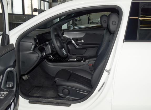 奔驰A级 2021款 改款 A 180 L 运动轿车 车厢座椅   前排空间