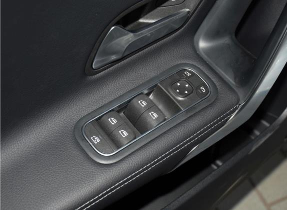 奔驰A级 2021款 改款 A 180 L 运动轿车 车厢座椅   门窗控制