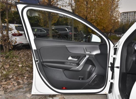 奔驰A级 2022款 A 200 L 运动轿车时尚型 车厢座椅   前门板