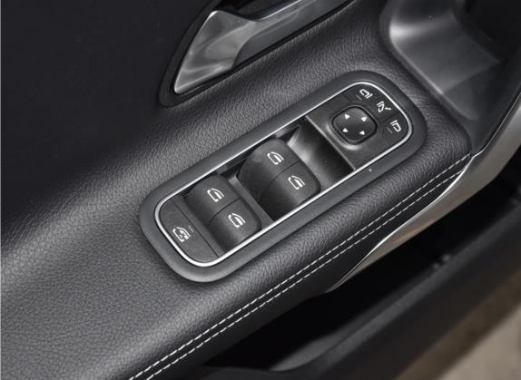 奔驰A级 2022款 A 200 L 运动轿车时尚型 车厢座椅   门窗控制