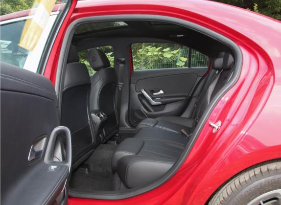 奔驰A级 2022款 改款 A 180 L 运动轿车 车厢座椅   后排空间