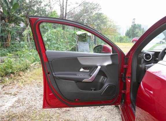 奔驰A级 2022款 改款 A 180 L 运动轿车 车厢座椅   前门板
