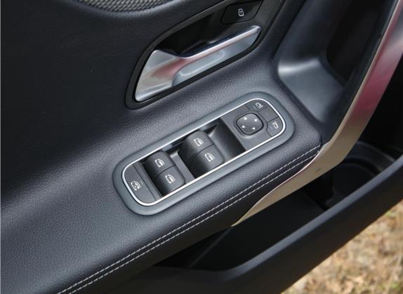 奔驰A级 2022款 改款 A 180 L 运动轿车 车厢座椅   门窗控制