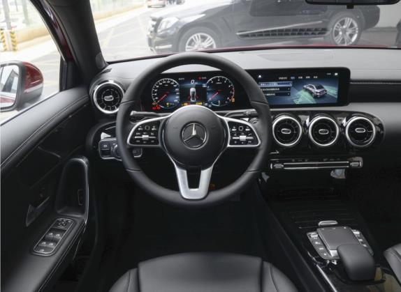 奔驰A级 2022款 改款 A 200 L 运动轿车动感型 中控类   驾驶位