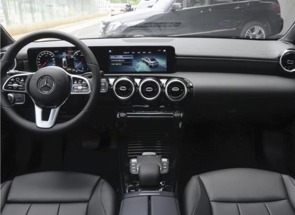 奔驰A级 2022款 改款 A 200 L 运动轿车动感型 中控类   中控台