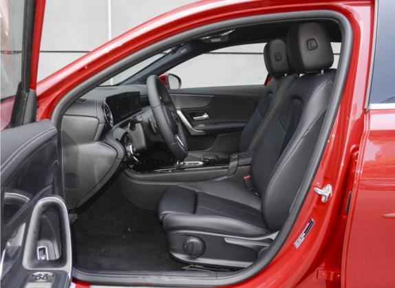奔驰A级 2022款 改款 A 200 L 运动轿车动感型 车厢座椅   前排空间