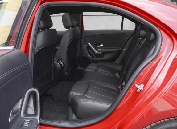 奔驰A级 2022款 改款 A 200 L 运动轿车动感型 车厢座椅   后排空间