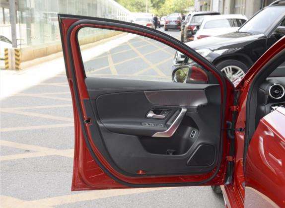 奔驰A级 2022款 改款 A 200 L 运动轿车动感型 车厢座椅   前门板