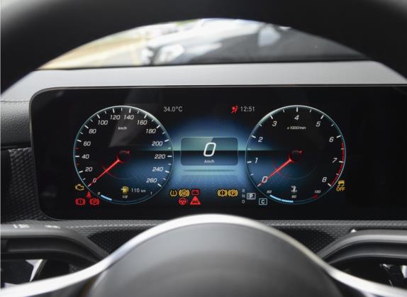 奔驰A级 2022款 改款 A 200 L 运动轿车动感型 中控类   仪表盘