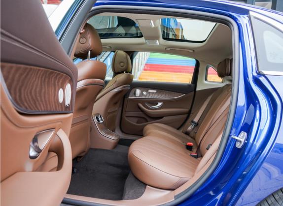 奔驰E级新能源 2021款 E 350 e L 插电式混合动力轿车 车厢座椅   后排空间
