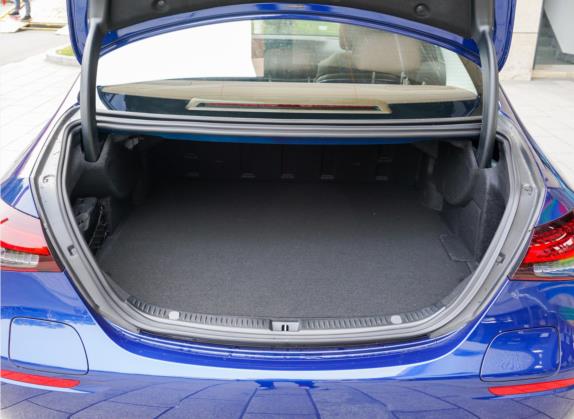 奔驰E级新能源 2021款 E 350 e L 插电式混合动力轿车 车厢座椅   后备厢