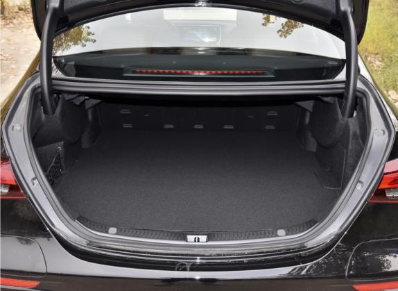 奔驰E级新能源 2022款 E 350 e L 插电式混合动力运动轿车 车厢座椅   后备厢