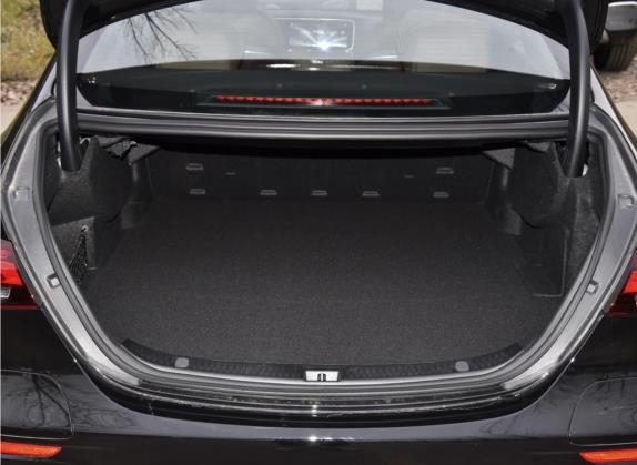 奔驰E级新能源 2022款 改款 E 350 e L 插电式混合动力运动轿车 车厢座椅   后备厢