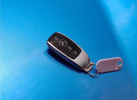 奔驰E级新能源 2023款 E 350 e L 插电式混合动力运动轿车 其他细节类   钥匙