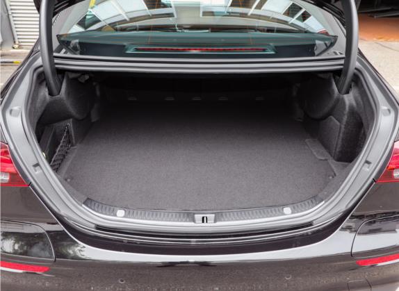 奔驰E级新能源 2023款 E 350 e L 插电式混合动力运动轿车 车厢座椅   后备厢