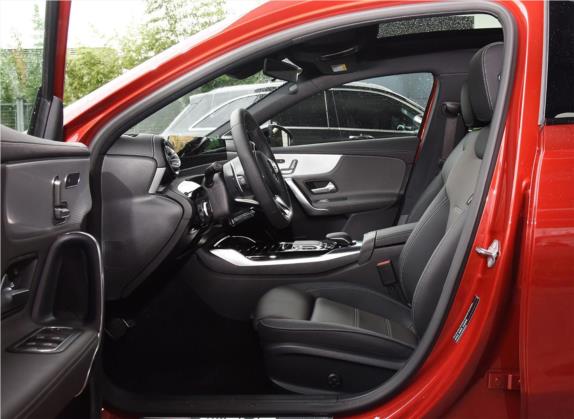奔驰A级AMG 2019款 AMG A 35 L 4MATIC 车厢座椅   前排空间