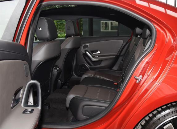 奔驰A级AMG 2019款 AMG A 35 L 4MATIC 车厢座椅   后排空间