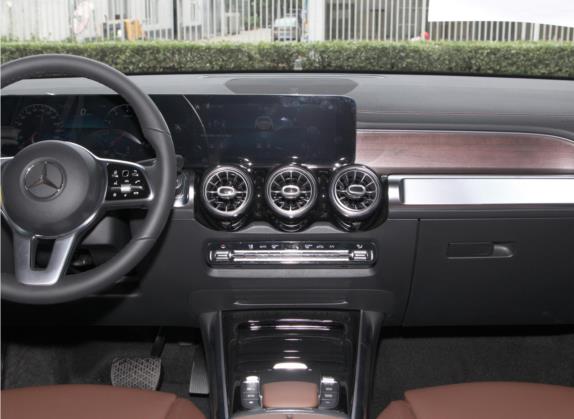 奔驰GLB 2021款 GLB 200 4MATIC 中控类   中控台