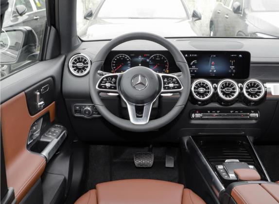 奔驰GLB 2023款 GLB 220 4MATIC 中控类   驾驶位