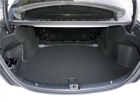 奔驰C级 2020款 C 200 L 动感型运动版 车厢座椅   后备厢