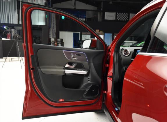 奔驰EQA 2022款 EQA 300 4MATIC 首发特别版 车厢座椅   前门板