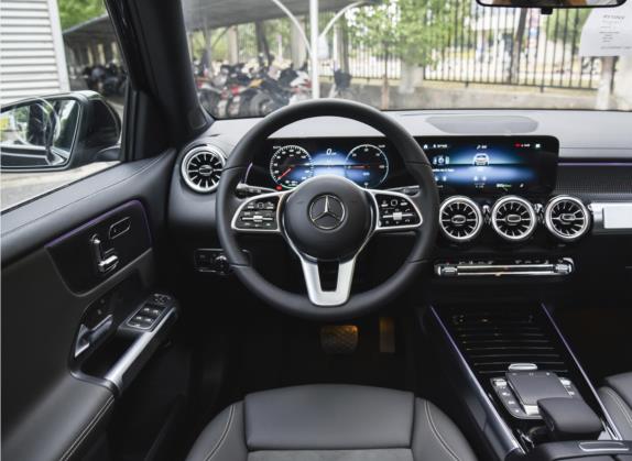 奔驰EQB 2022款 EQB 350 4MATIC 中控类   驾驶位
