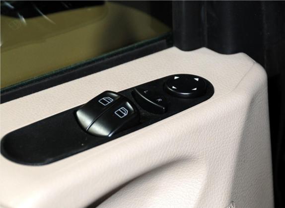 唯雅诺 2012款 2.5L 礼遇版 车厢座椅   门窗控制