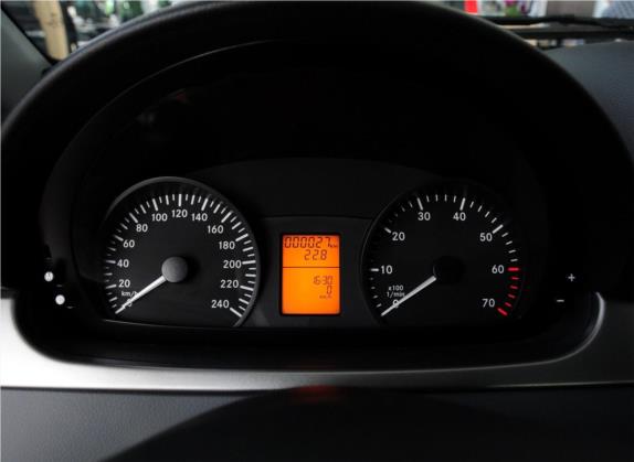威霆 2011款 2.5L 7座行政版 中控类   仪表盘