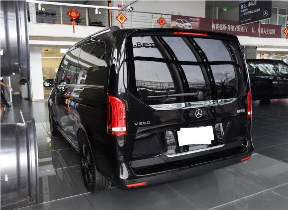 奔驰V级 2020款 V 260 尊贵版 外观   斜后