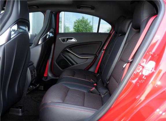 奔驰A级AMG(进口) 2014款 AMG A 45 4MATIC 车厢座椅   后排空间