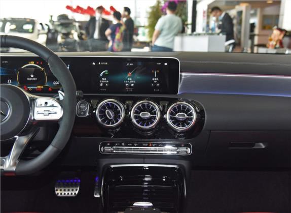奔驰A级AMG(进口) 2020款 AMG A 45 4MATIC+ 中控类   中控台