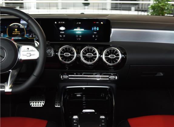 奔驰A级AMG(进口) 2020款 改款 AMG A 35 4MATIC 中控类   中控台