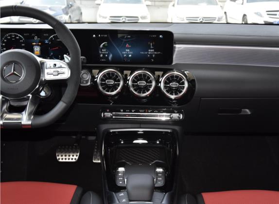 奔驰A级AMG(进口) 2020款 改款 AMG A 45 4MATIC+ 中控类   中控台