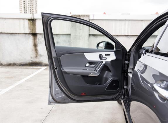 奔驰A级AMG(进口) 2023款 AMG A 35 4MATIC 车厢座椅   前门板