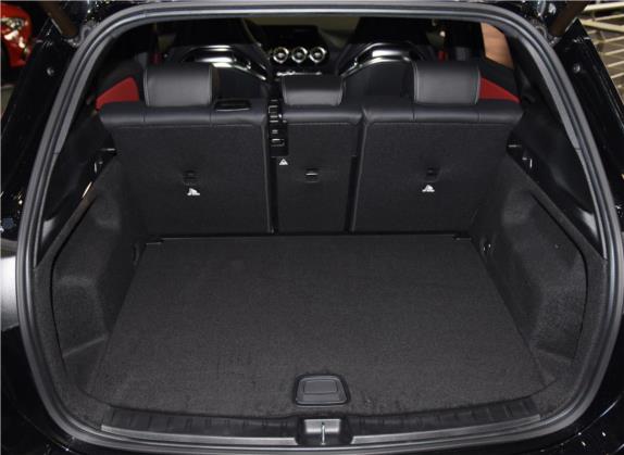 奔驰GLA AMG 2021款 AMG GLA 45 4MATIC+ 车厢座椅   后备厢
