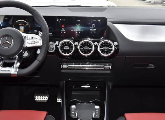 奔驰GLA AMG 2022款 AMG GLA 35 4MATIC 中控类   中控台