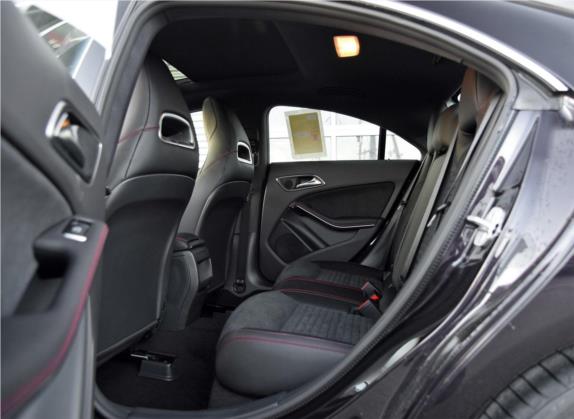 奔驰CLA 2016款 CLA 220 4MATIC 车厢座椅   后排空间