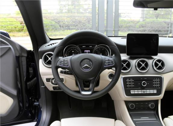 奔驰CLA 2016款 改款 CLA 200 动感型 中控类   驾驶位