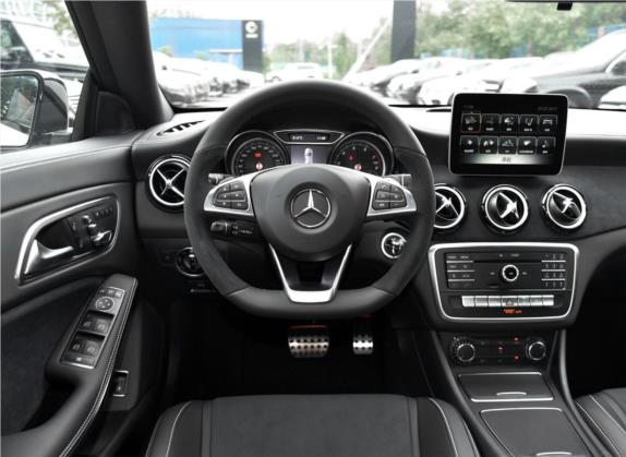 奔驰CLA 2017款 CLA 220 4MATIC 极地限量版 中控类   驾驶位