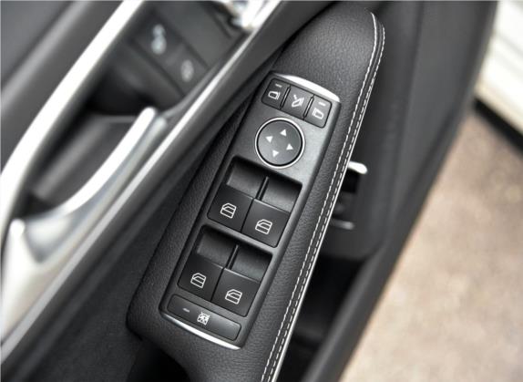 奔驰CLA 2017款 CLA 220 4MATIC 极地限量版 车厢座椅   门窗控制