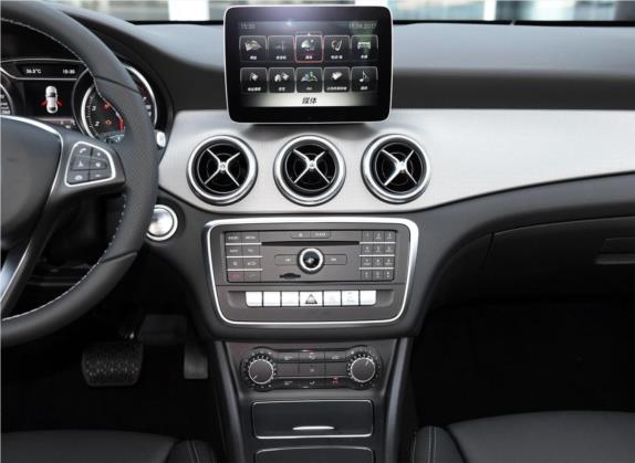 奔驰CLA 2017款 改款 CLA 200 动感型 中控类   中控台