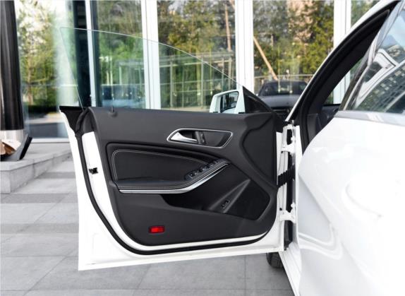 奔驰CLA 2017款 改款 CLA 200 动感型 车厢座椅   前门板