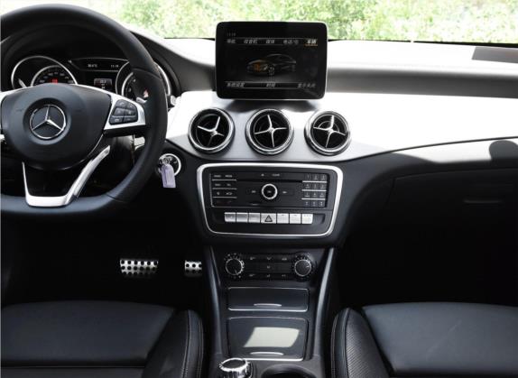 奔驰CLA 2017款 改款 CLA 260 4MATIC 中控类   中控台