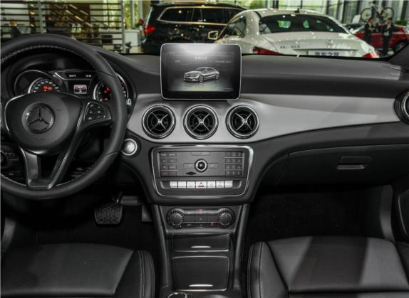 奔驰CLA 2018款 CLA 200 动感型 中控类   中控台