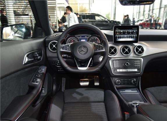 奔驰CLA 2018款 CLA 220 4MATIC 中控类   驾驶位