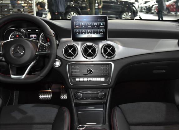 奔驰CLA 2018款 CLA 220 4MATIC 中控类   中控台