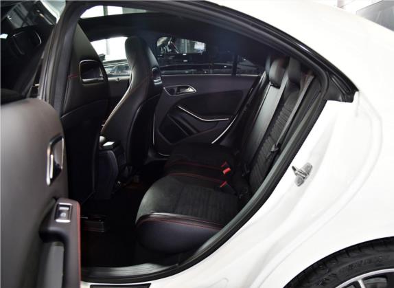 奔驰CLA 2018款 CLA 220 4MATIC 车厢座椅   后排空间